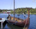 Корабль викингов или drakkar пришвартованный